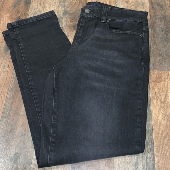 Talbots Denim - Talbots Simply Flattering 5-Pocket Boyfriend Jeans.  Size 6. 98% Cotton.